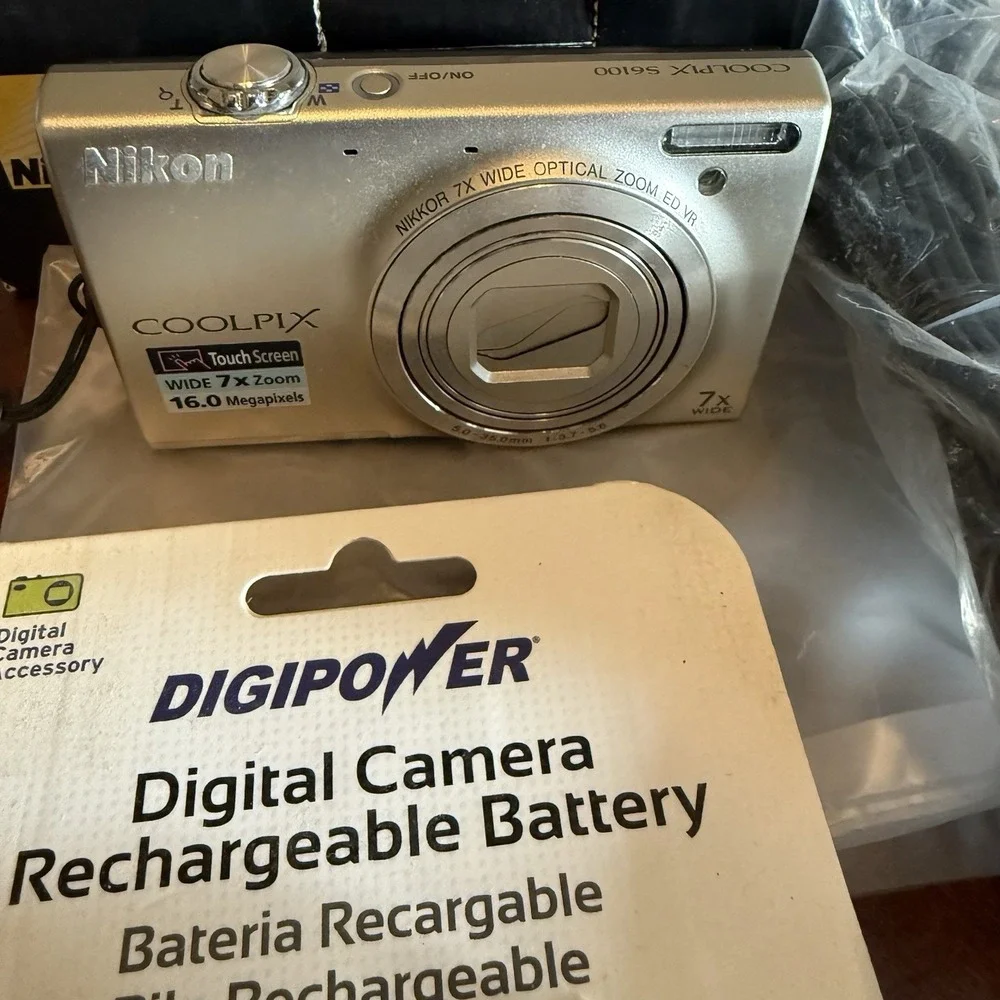Nikon‎ COOLPIX S6100 16.0MP Silver Digital Camera Bundle wUSBcharger Software